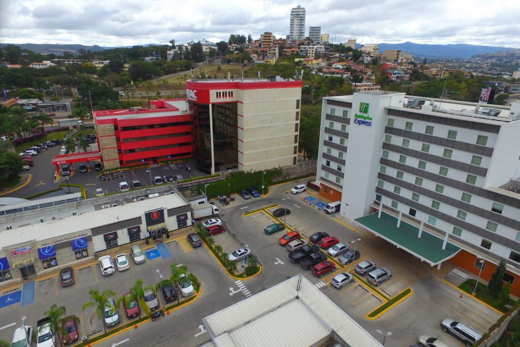 Edificios de bac y holiday inn con estacionamientos en Tegucigalpa