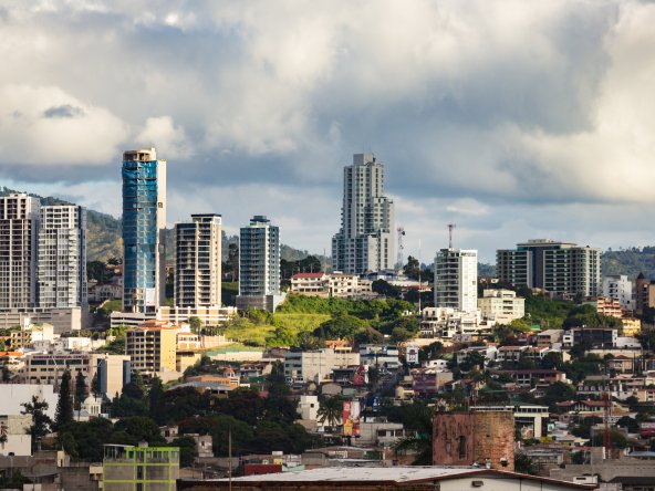 Edificios modernos skyline sobre cerro en la ciudad de tegucigalpa