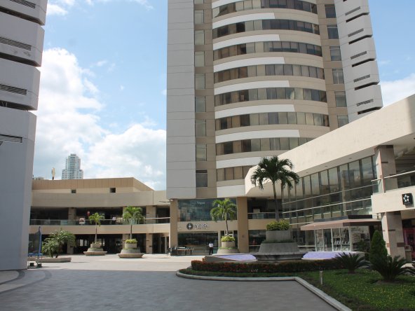 Plaza amplia de moderno edificio Metropolis con palmeras en Tegucigalpa