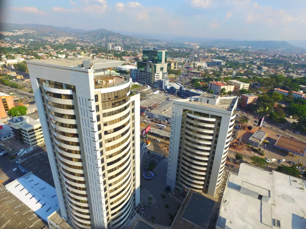 Foto de dron aérea de las dos torres de metrópolis con vista a la ciudad.