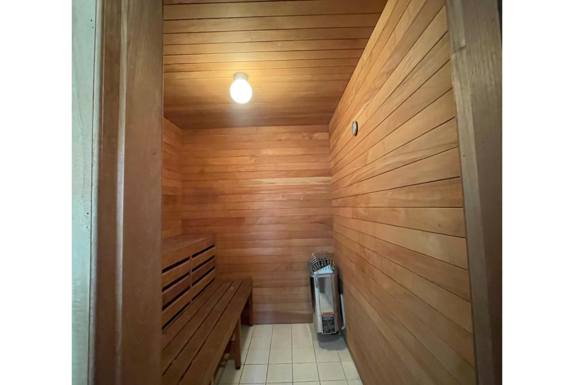 Cuarto de sauna con banca de madera color café en condominios palma real de la col. palmira.