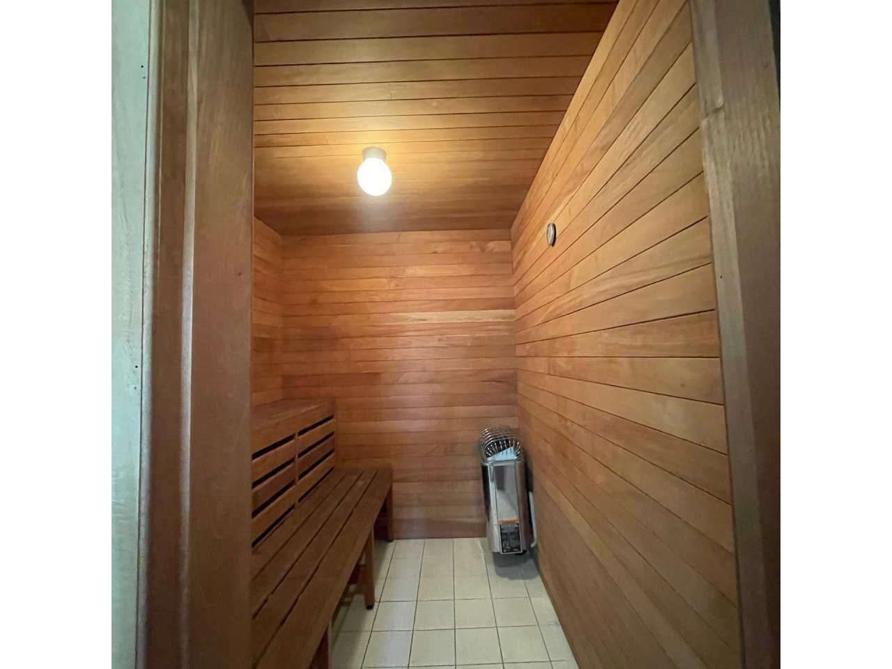 Cuarto de sauna con banca de madera color café en condominios palma real de la col. palmira.