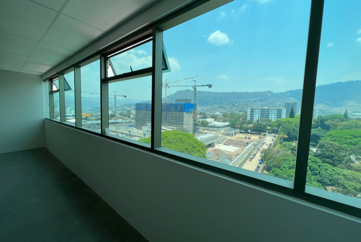 Ventana de vidrio larga horizontal con vista de día a la embajada EE.UU en oficina torre Agalta.