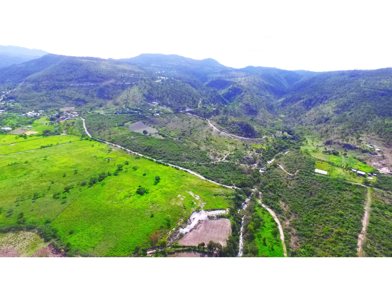 Fotografía dron de terreno en Amarateca de día bajo el sol con área verde en Francisco Morazán.