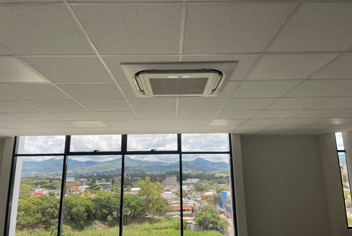 Oficina en Torre Xcala con aire acondicionado y una vista a la ciudad de Tegucigalpa