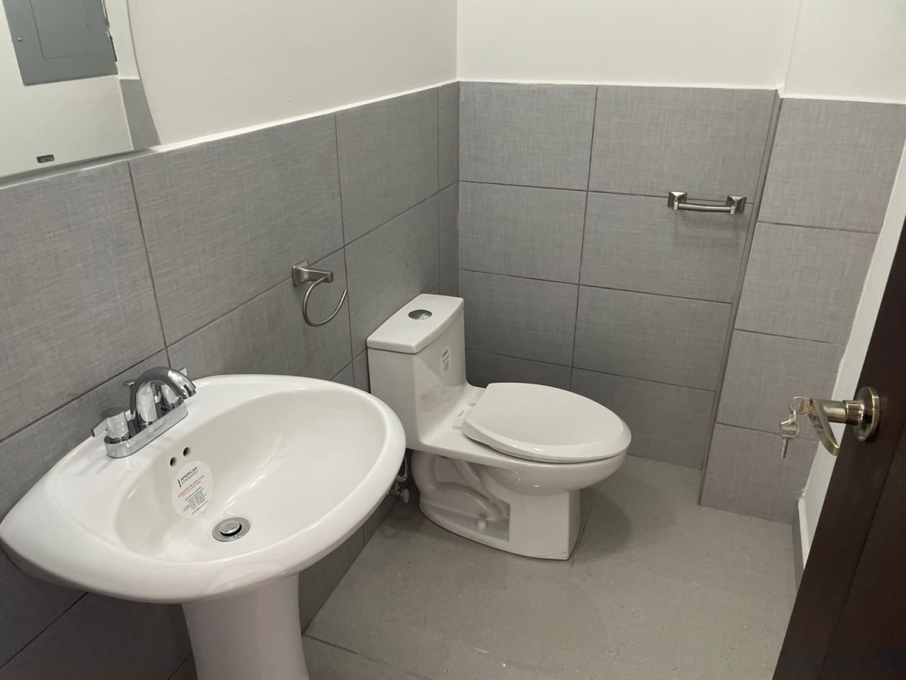 Moderna oficina en venta y renta, cuenta con baño privado.