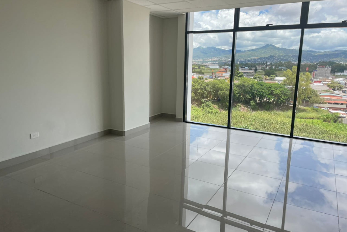 Oficina en Torre Xcala en venta y renta, con una vista a Tegucigalpa, cuenta con piso de porcelanato.
