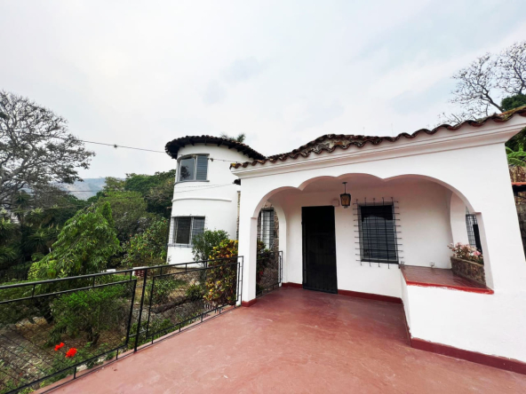 Casa grande en Col. Buena Vista, Tegucigalpa color blanco con vista de la ciudad de día.