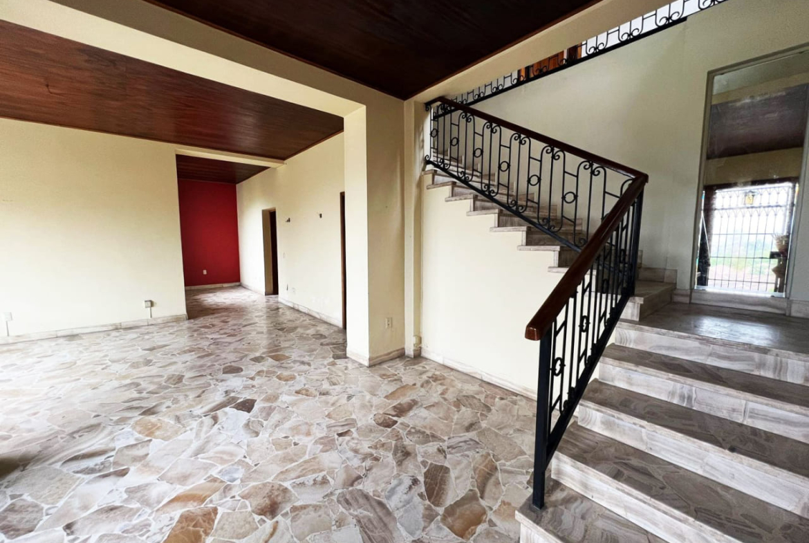 Escalera con acceso al 2 nivel de casa en col. Buena Vista, junto a sala de estar con techo de madera, piso de cerámica.