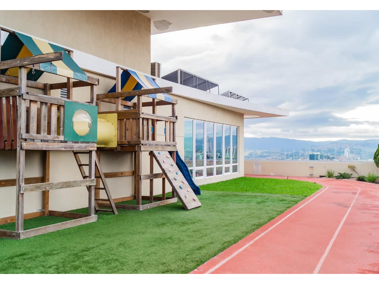 Área de terraza en la parte superior del edificio, cuenta con área verde, área de juego para niños, pista para correr.