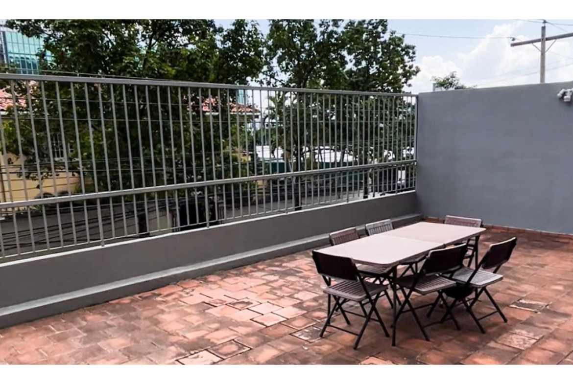 Amplia terraza con barandales de protección, mas una mesa con seis sillas a juego.