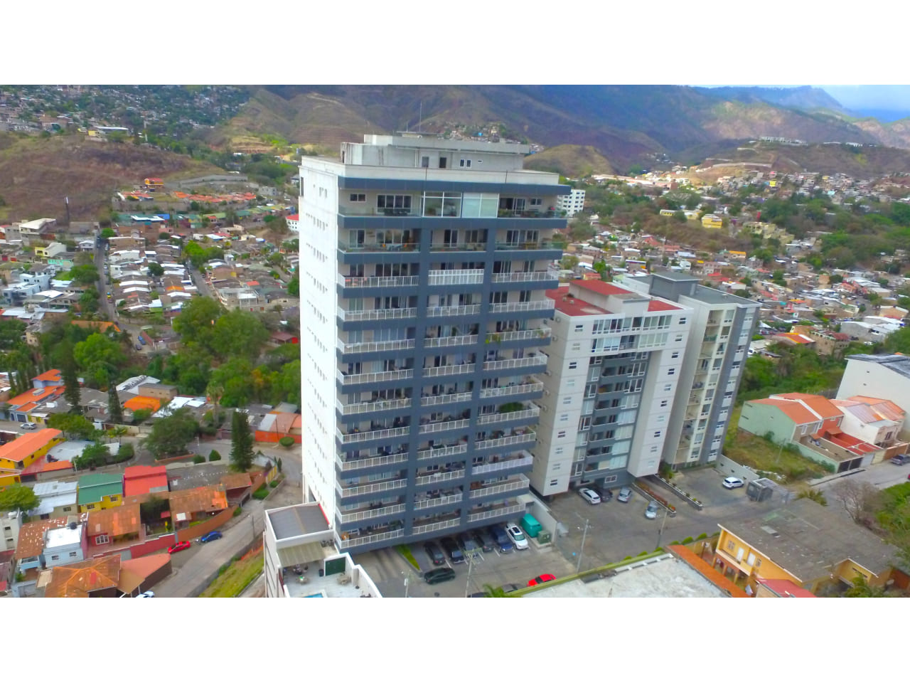 Renta de hermoso apartamento ubicado en Torre Urbana Lara , un condominio que brinda una magnifica vista panorámica de la ciudad, el edificio posee una fachada de color blanco con acabados de color gris.