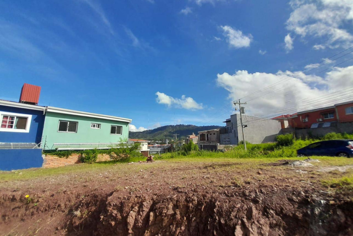 Venta de terreno de esquina ubicado en la Res. Zarahemla, Tegucigalpa frente casa color verde claro.