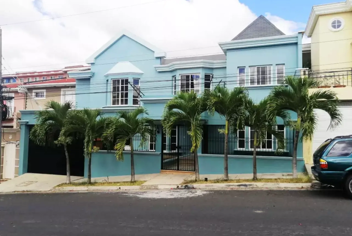 Fachada de casa azul de 2 niveles en Tegucigalpa Honduras