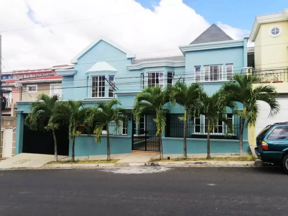 Fachada de casa azul de 2 niveles en Tegucigalpa Honduras