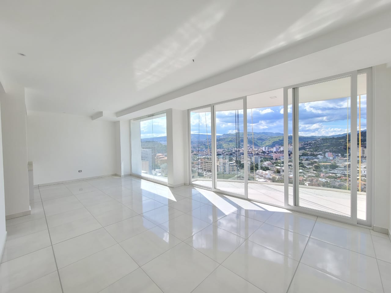 Apartamento en renta a estrenar, ubicado en torre Ambar, cuenta con una fachada de color crema calido, el apartamento cuenta con su propia terraza y 148 metros cuadrados.