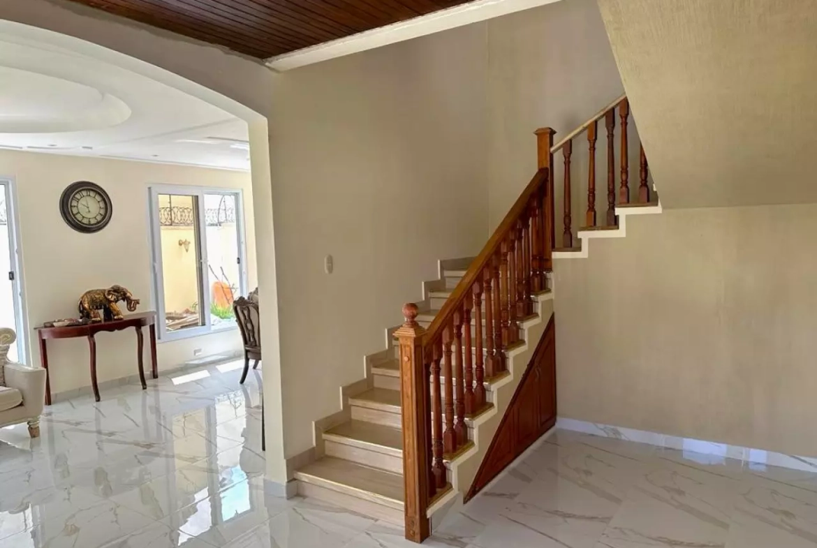 Escaleras que brindan acceso al segundo nivel de la casa, cuenta con acceso al cuarto de empleada y al área de lavandería.