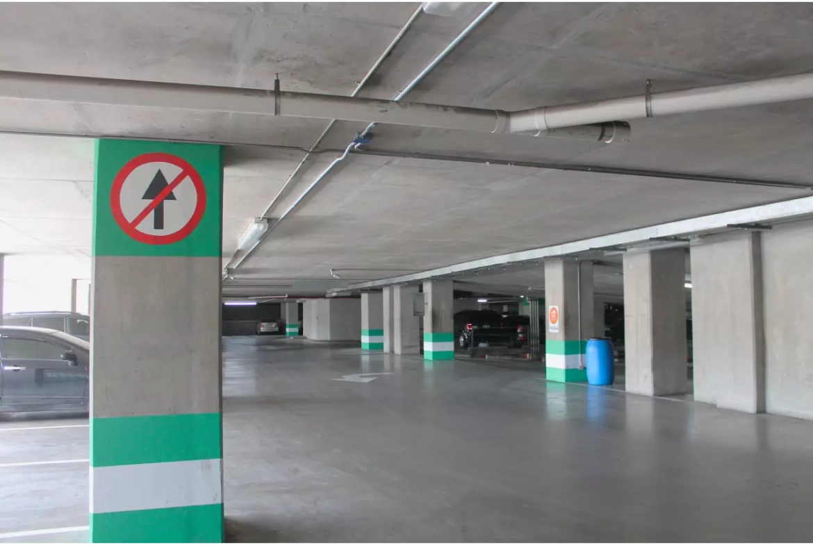 El amplio estacionamiento cuenta con mucho espacio en donde puedes dejar tu vehículo, además el local cuenta con 1 estacionamiento incluido.