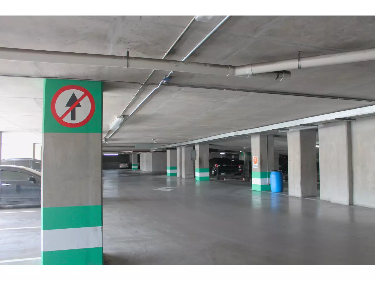 El amplio estacionamiento cuenta con mucho espacio en donde puedes dejar tu vehículo, además el local cuenta con 1 estacionamiento incluido.