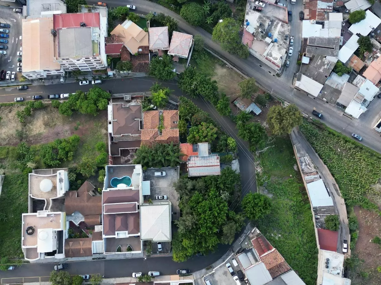 Fotografía drone con vista de los terrenos en venta en la residencial Las Cumbres.