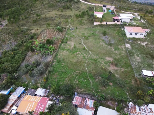 Venta de terreno en Aldea San Matías, Francisco Morazán, de topografía plana, con grama verde, con vista a las montañas.