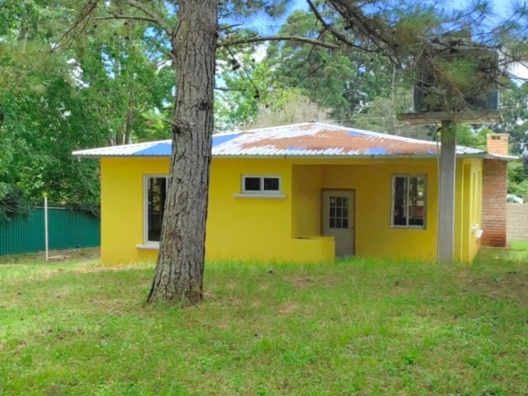 Venta de vivienda ubicada en el Zarzal valle de Ángeles, cuenta con el exterior de color amarillo, además cuenta con una extensa área verde.